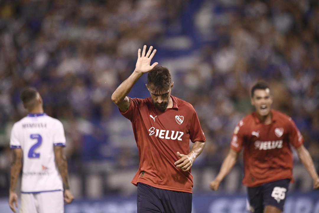 Independiente ganó en su visita a Vélez y es líder del Grupo A