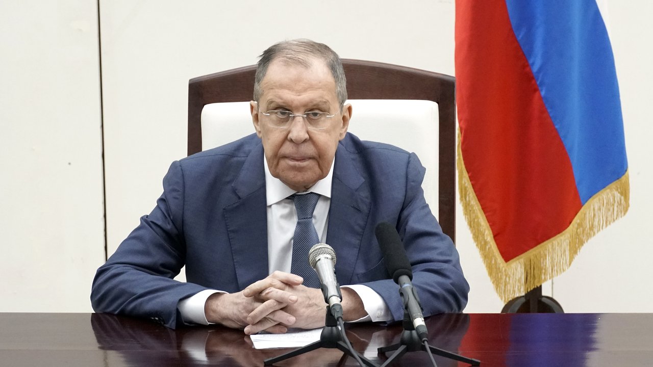 El canciller ruso Serguéi Lavrov junto a autoridades chinas en Pekín