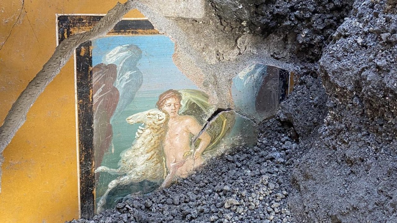Hallaron en Pompeya frescos de 2.000 años de antigüedad que retratan el mito de Hele y Frixo