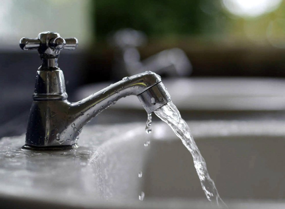 Tarifas de AySA: cuánto es el límite de aumento mensual fijado por el Gobierno