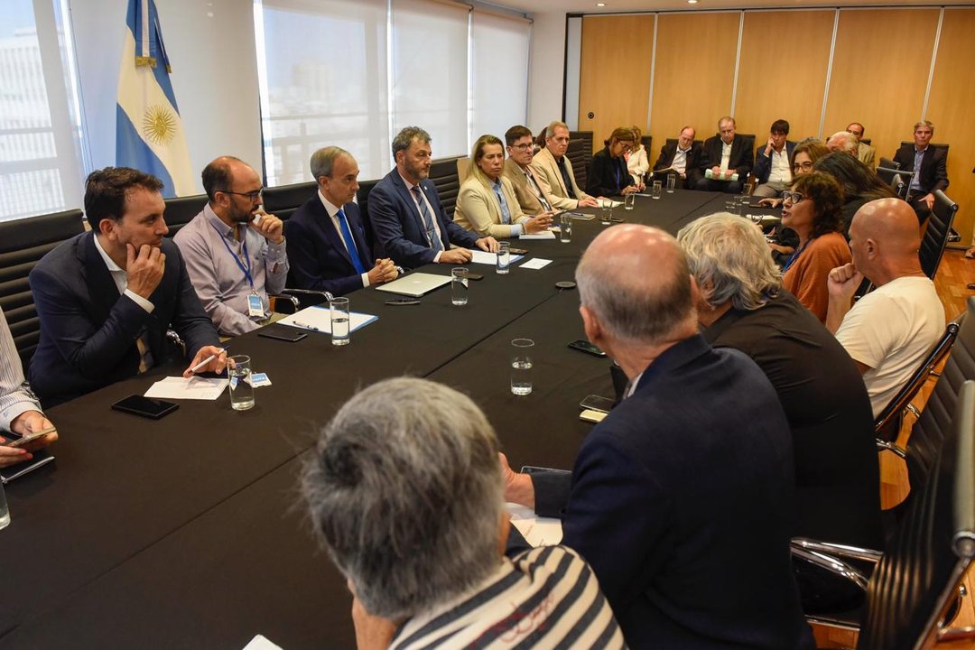 Funcionarios de Educación y gremios docentes en reunión