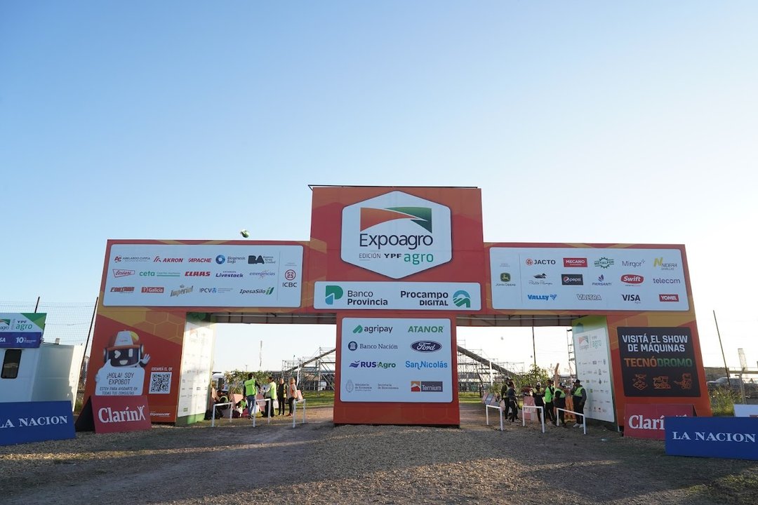 Máquinas agrícolas y público en Expoagro 2026