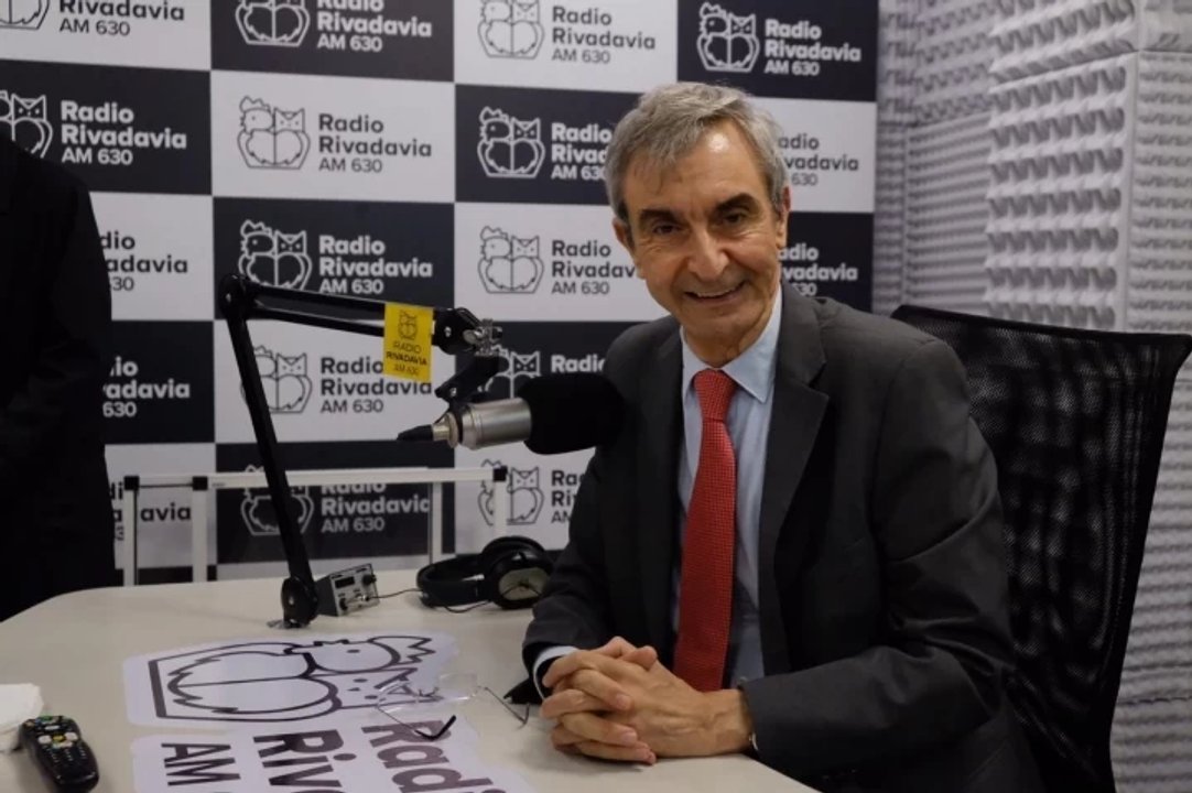 Nelson Castro en radio durante una entrevista sobre inflación