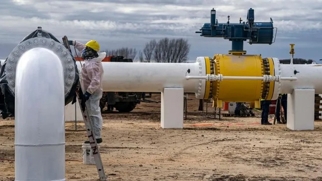 Panel de gas natural y cañerías en una planta de distribución