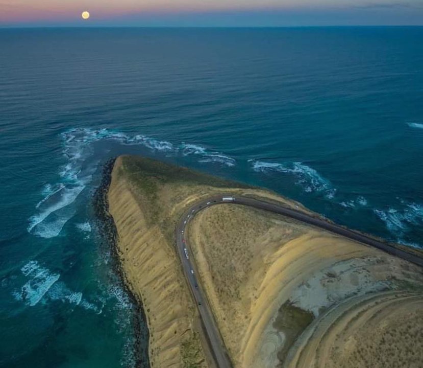 La ruta más peligrosa de la Patagonia está surcada por un acantilado de 180 metros que da al mar