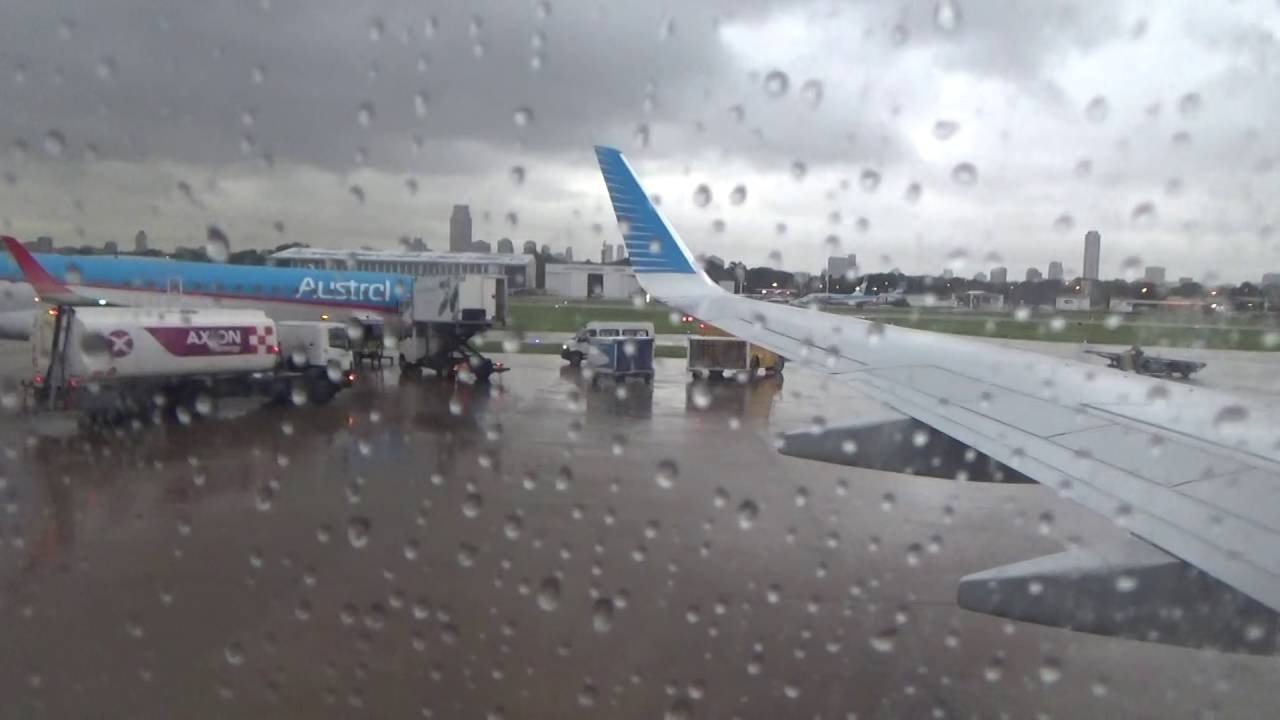 Demoras, cancelaciones y desvíos en Aeroparque como consecuencia de la tormenta eléctrica