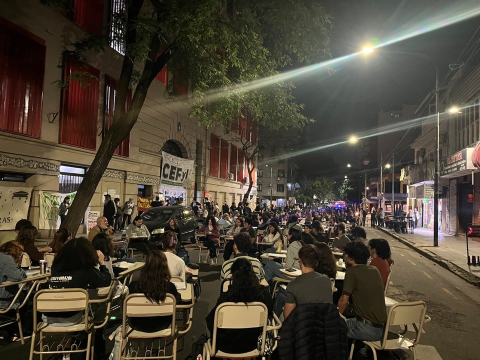 Clases públicas frente al edificio donde vive Manuel Adorni en Caballito