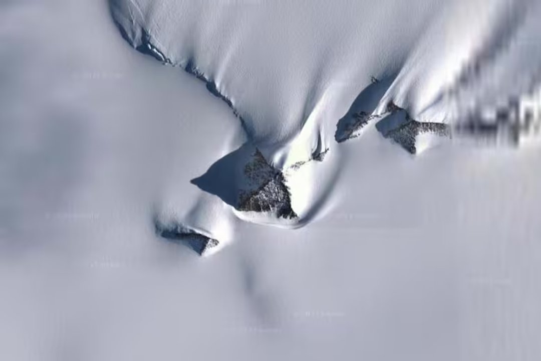 Las "pirámides antárticas" vistas desde el aire. Crédito: Google Earth  