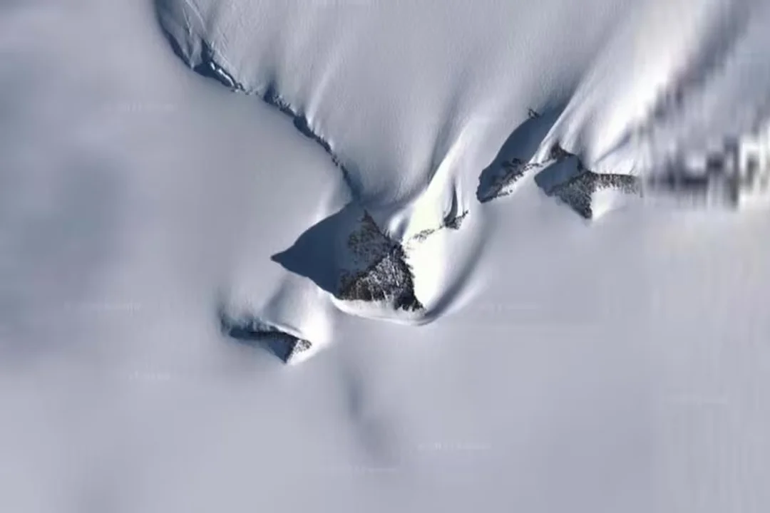 Las "pirámides antárticas" vistas desde el aire. Crédito: Google Earth