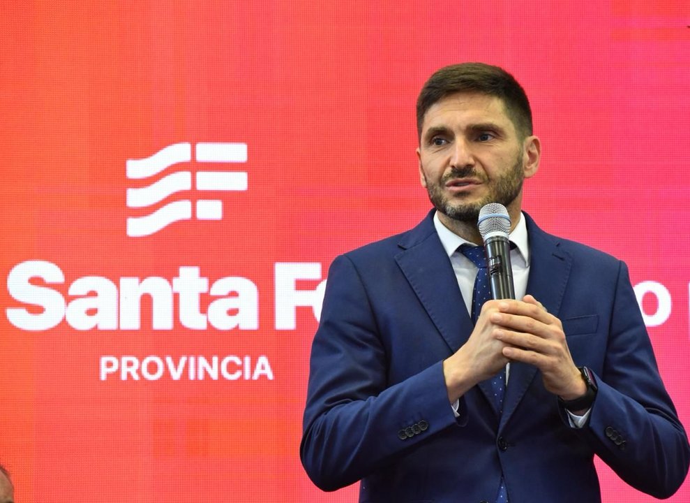 Gobernador Maximiliano Pullaro durante la presentación del plan de protección de ingresos en Santa Fe