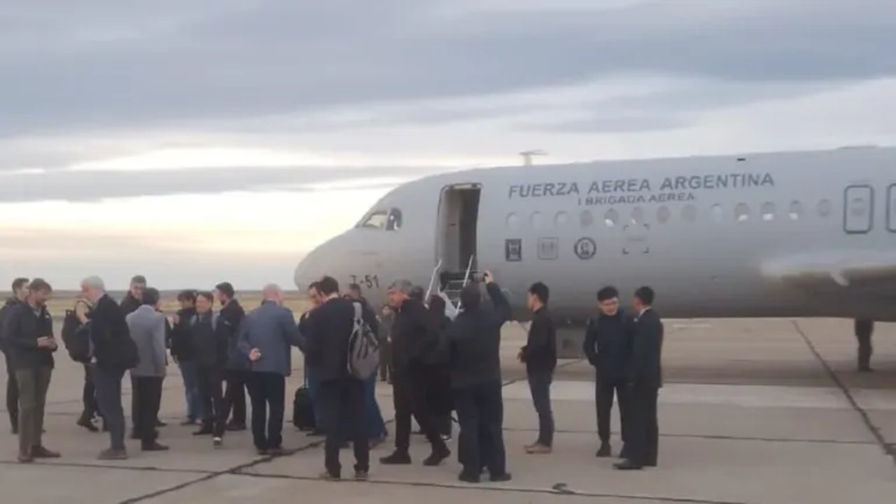 La comitiva oficial arribó a Neuquén a primera hora de la mañana. Foto: LM Neuquén.