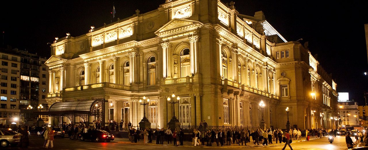 Público asistiendo a la Noche de las Ideas en el Teatro Colón