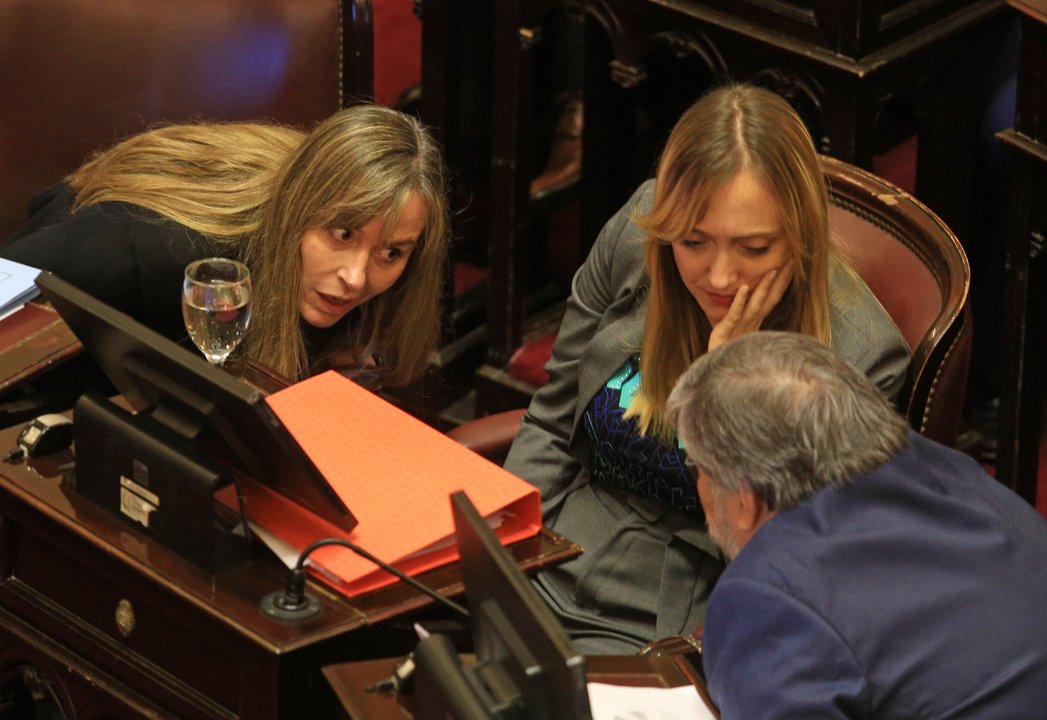 Patricia Bullrich y senadores del PJ durante una sesión en el Senado