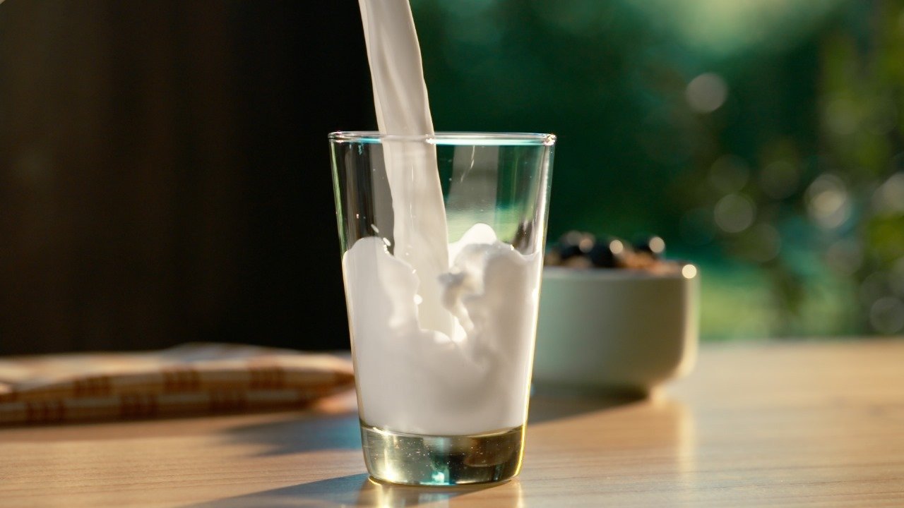 Nutrición en un vaso: la importancia del consumo de leche fresca para una vida saludable