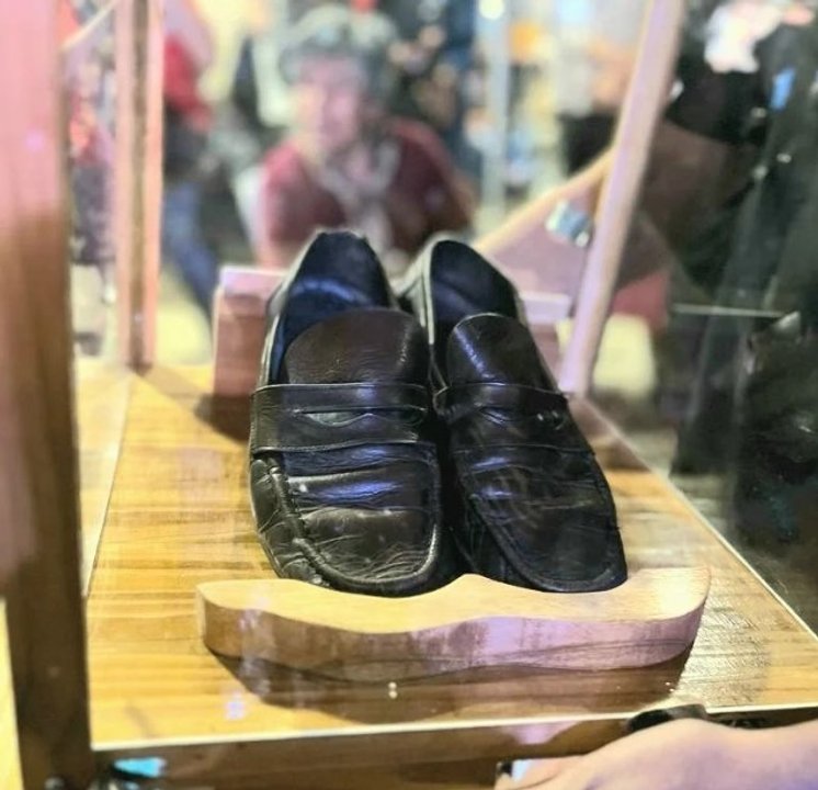 El Museo Padre Mugica, un lugar para conocer su historia y conmoverse ante sus zapatos y su pantalón manchado con sangre