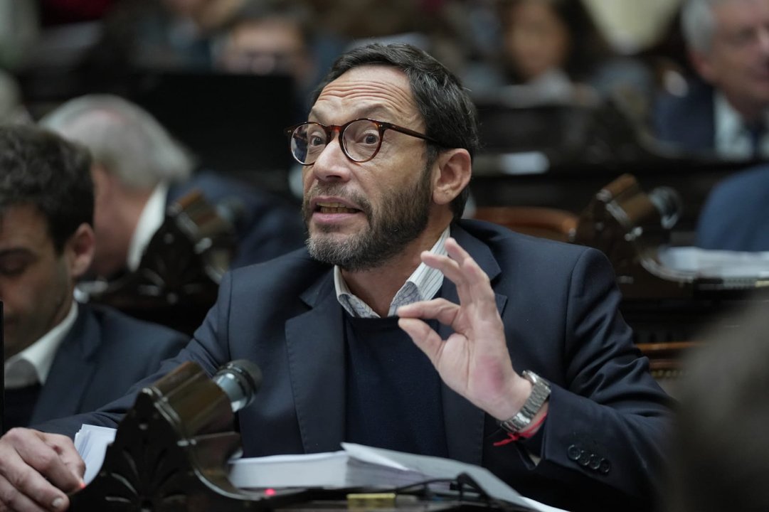 Ferraro pide al Gobierno que explique el relato de Milei sobre 30.000 “terroristas” deportados