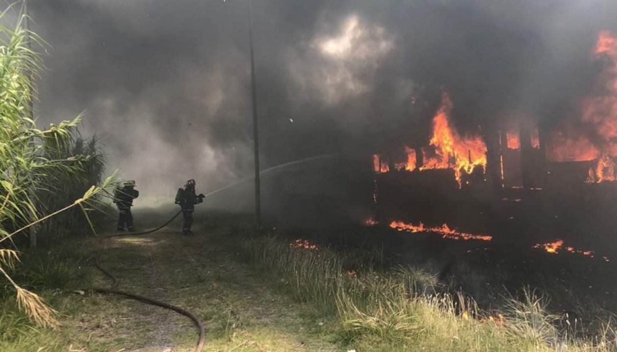 Incendio en el Roca y Av. Lugones: seis vagones en Gerli  y un camión, cubrieron de humo el cielo en el AMBA