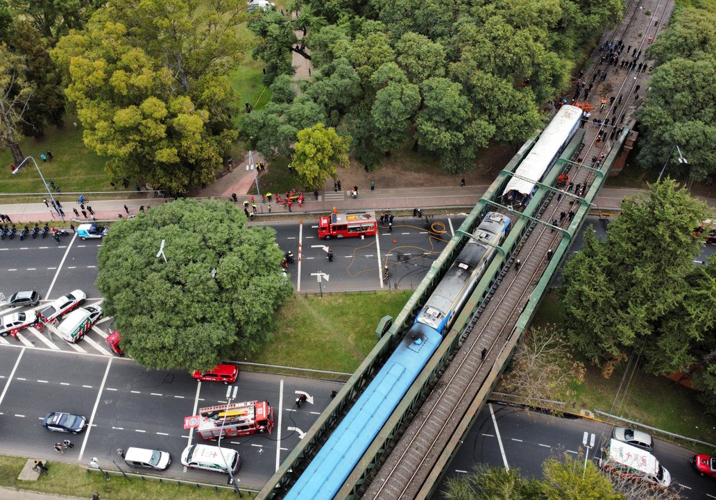 Bomberos y policías trabajan en el choque de trenes del ferrocarril San Martin este viernes en el viaducto Palermo. Foto NA:Agustin Marcarian/REUTERS