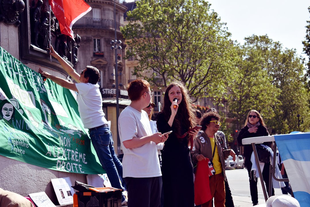 El Colectivo Argentina en Lucha París protesta en Francia contra el gobierno de Javier Milei