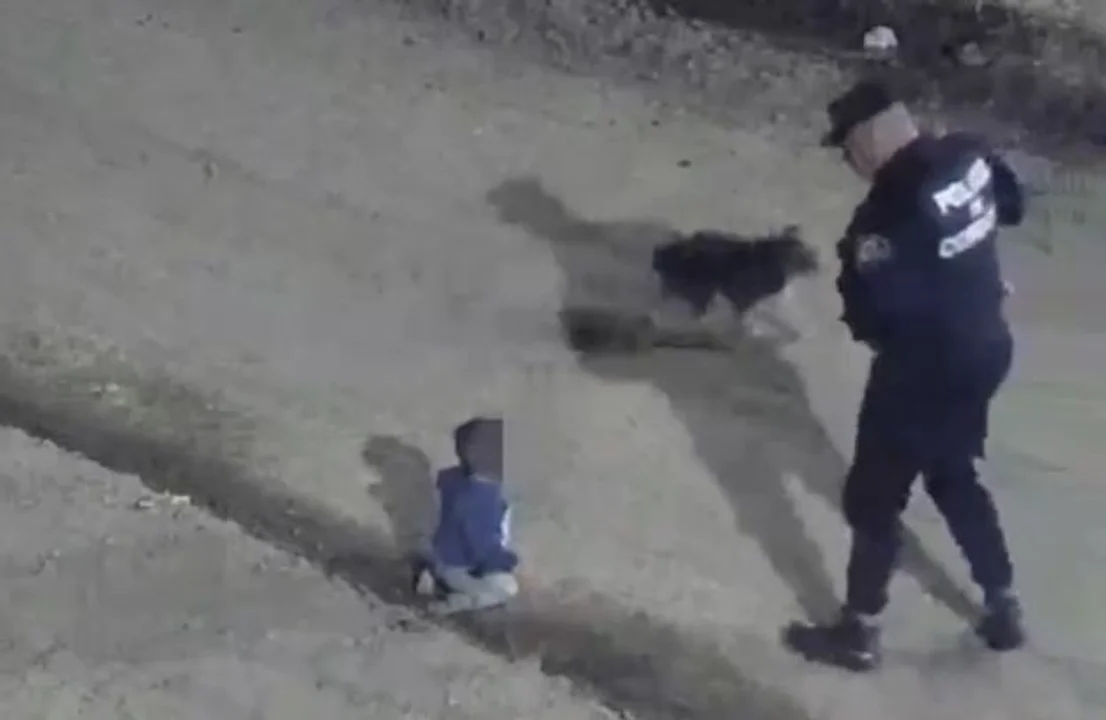 Cuando efectivos llegaron el bebé estaba por cruzar la calle, pero lograron protegerlo.