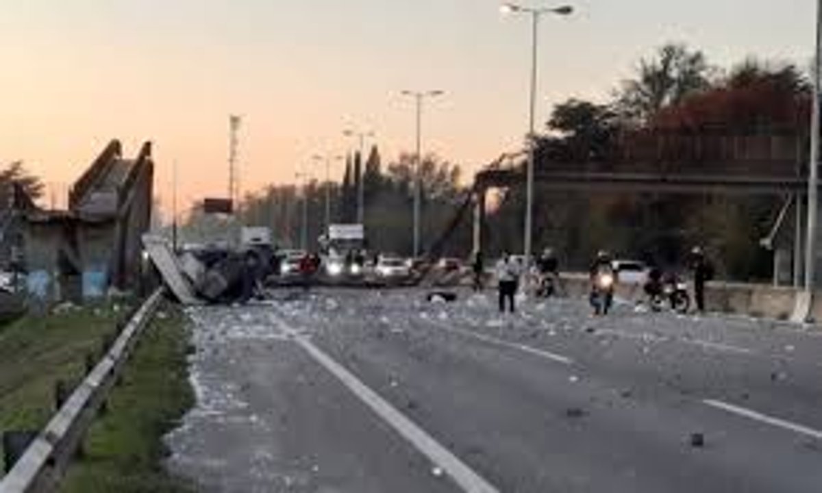 Ordenan a Vialidad y a un concesionario vial a reponer un puente peatonal que ya causó tres muertes