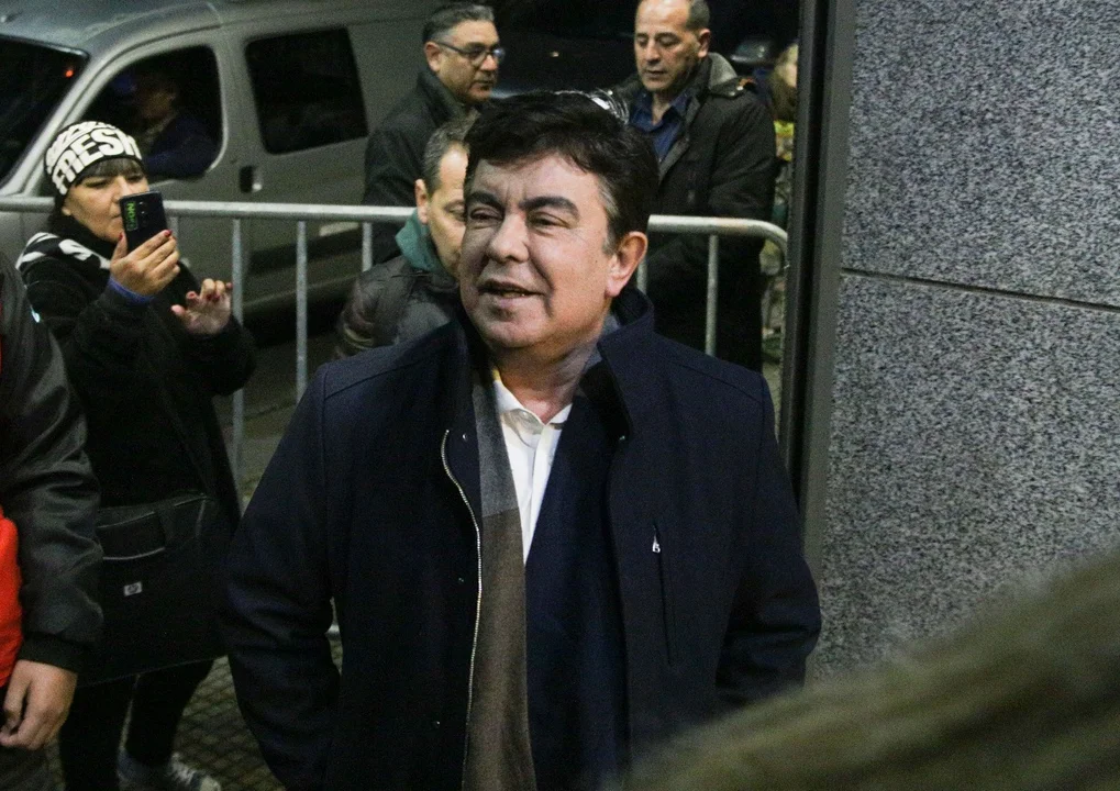 El intendente de La Matanza, Fernando Espinoza, llega a la sede del Consejo Nacional del PJ que se reúne para tratar la definición de la fecha de las elecciones y la conformación de la mesa de Acción Política. Foto NA: MARIANO SÁNCHEZ.