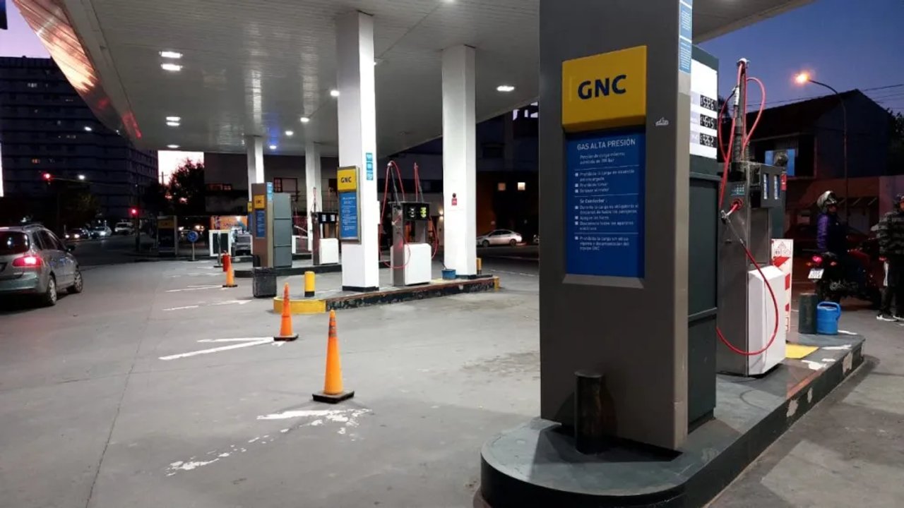 Estación de servicio con surtidores de GNC sin actividad por falta de gas