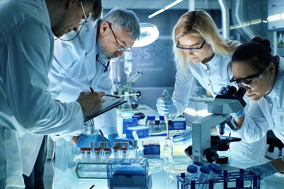 Profesionales de la salud durante un ensayo clínico
