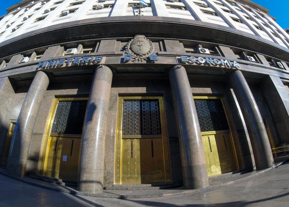 Sin bonos en dólares, el Tesoro renovó todos los vencimientos de deuda