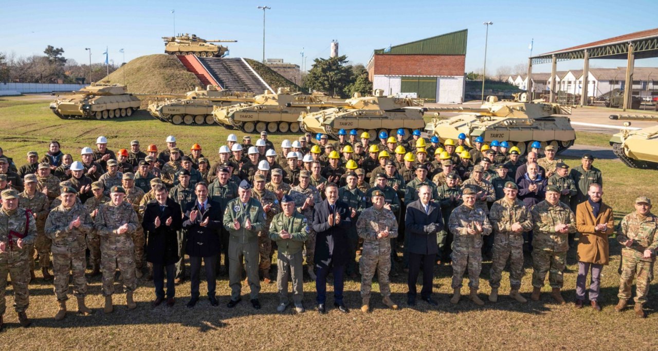 Petri encabezó la entrega de los primeros tanques TAM 2C A2 modernizados