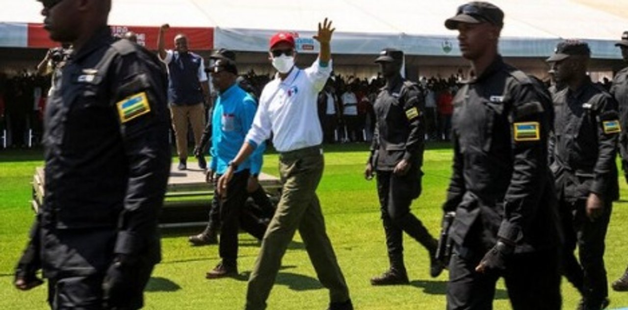 El presidente de Ruanda va por su cuarta reelección, confiado en  que los votantes prefieran la boleta que lleva su apellido: Kagame