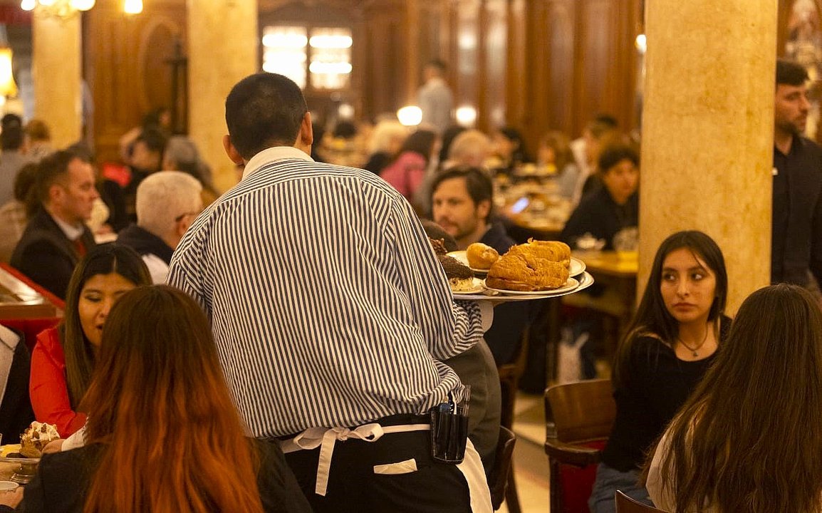 Personas realizando compras en un contexto de inflación moderada