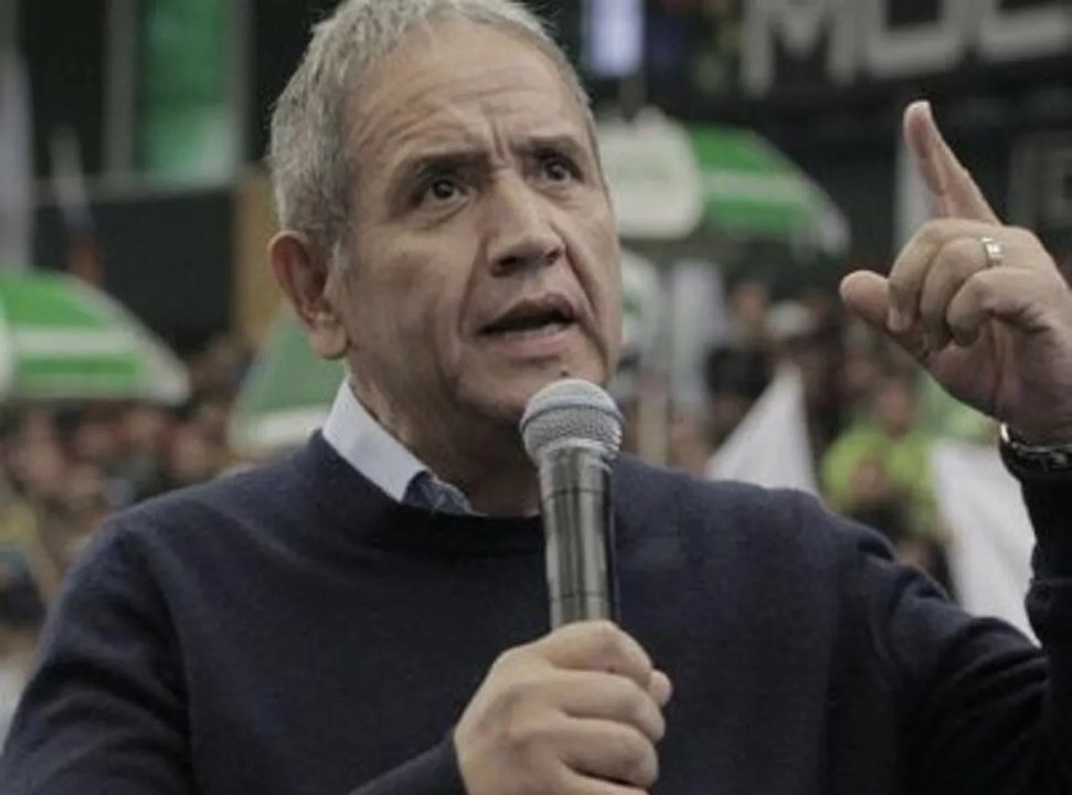 Sede bancaria con carteles de protesta sindical
