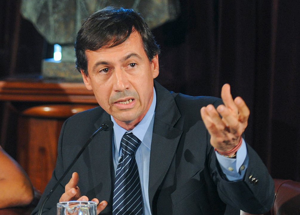Luis Naidenoff durante una entrevista radial sobre DNU y Banco Central