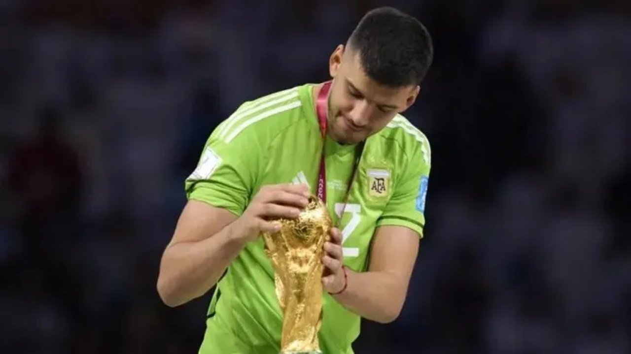 Otro campeón del mundo analiza volver al club que lo vio nacer: Rulli apunta a Estudiantes post Mundial
