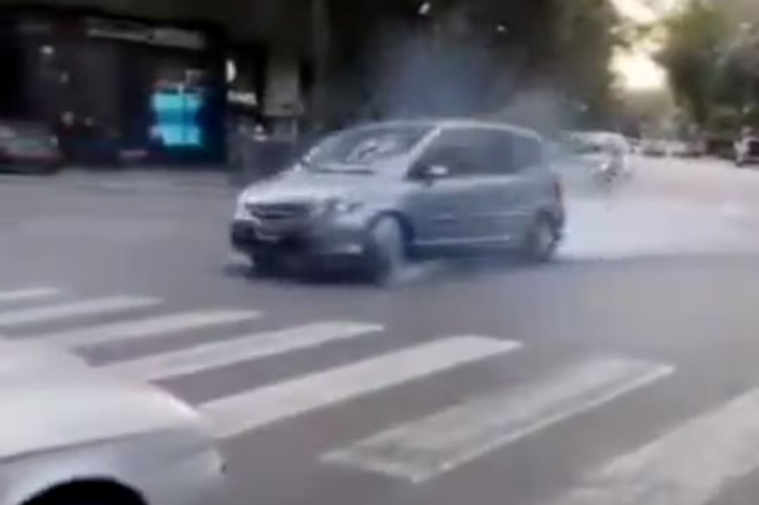 Un automovilista hizo trompos en una avenida de San Isidro