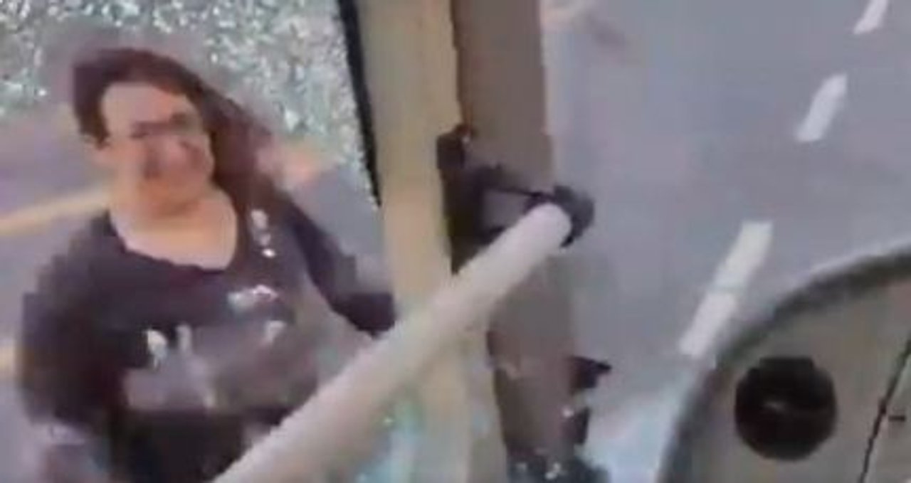 Día de furia: una mujer le rompió el vidrio a un colectivo que chocó su auto en Caballito