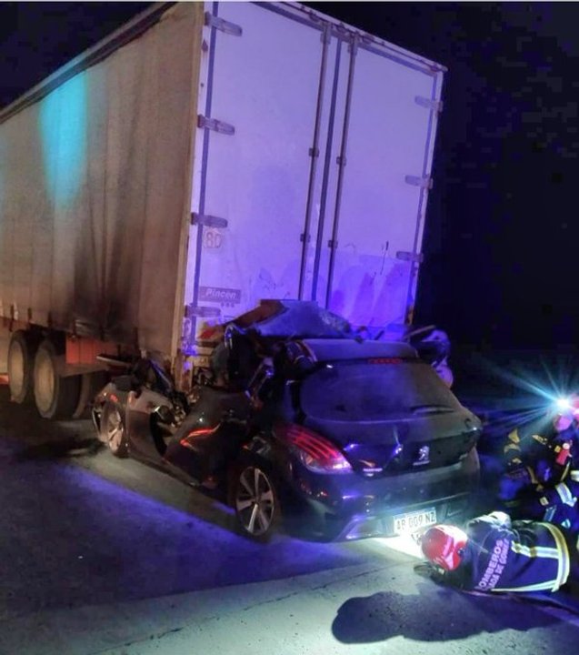 El choque ocurrió en la madrugada del jueves en el kilómetro 357 de la autopista Rosario-Córdoba, en Santa Fe. Fotografía: Agencia Noticias Argentinas / redes