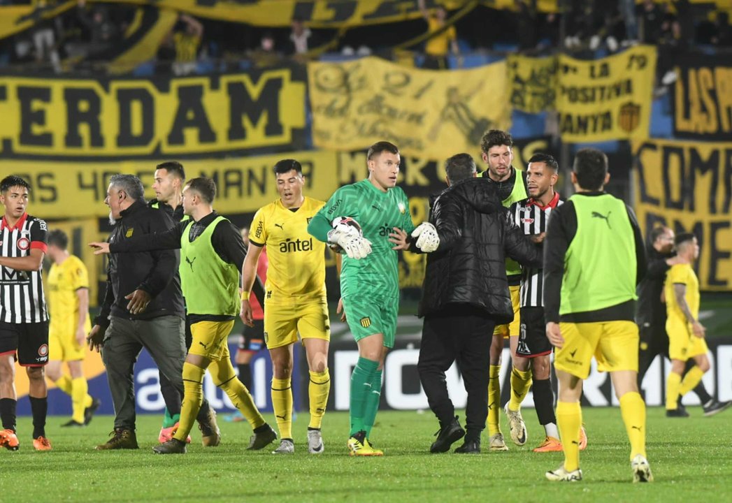 Fútbol uruguayo: la provocación de un arquero terminó en una pelea