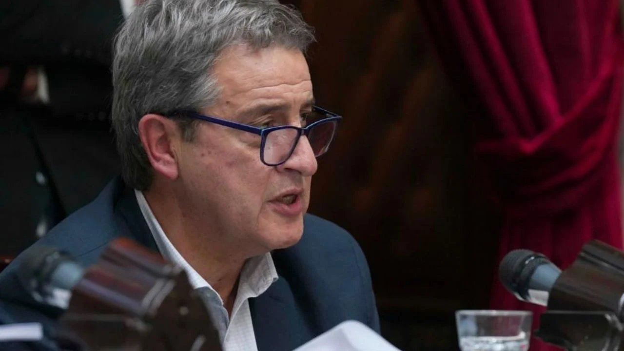 Eduardo Falcone criticó a Manuel Adorni por su viaje a Nueva York