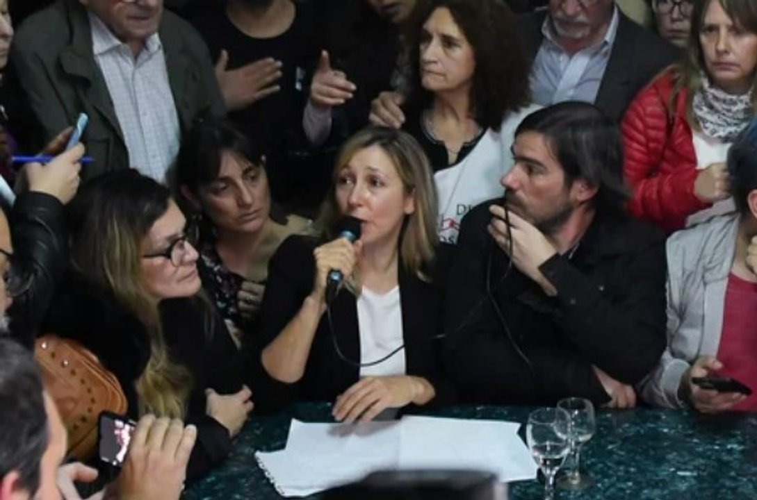 Dirigentes del Frente de Izquierda marchando hacia el Congreso