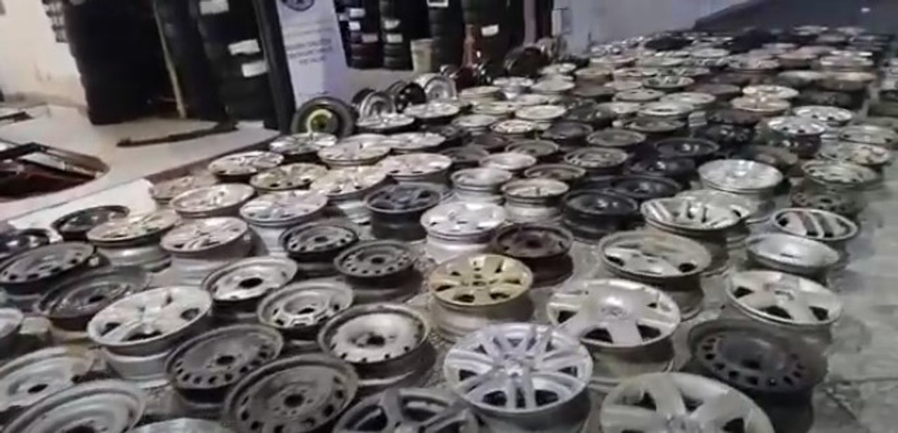 Cayeron falsificadores de autopartes: redibujaban cubiertas usadas para volver a venderlas