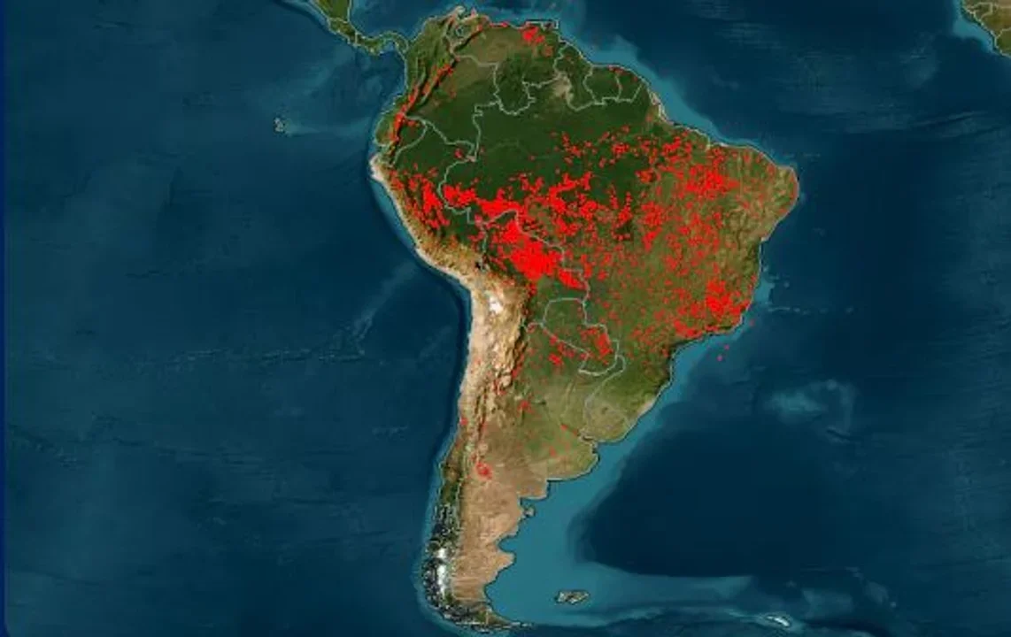 El mapa de calor de la NASA muestra los focos de incendio en Sudamérica.