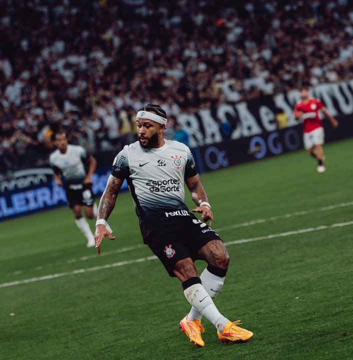 Estudiantes denuncia a Memphis Depay por gestos ofensivos ante Conmebol