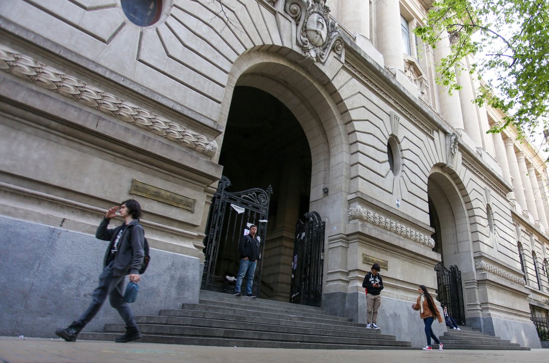 Fachada del Colegio Nacional de Buenos Aires durante la protesta estudiantil