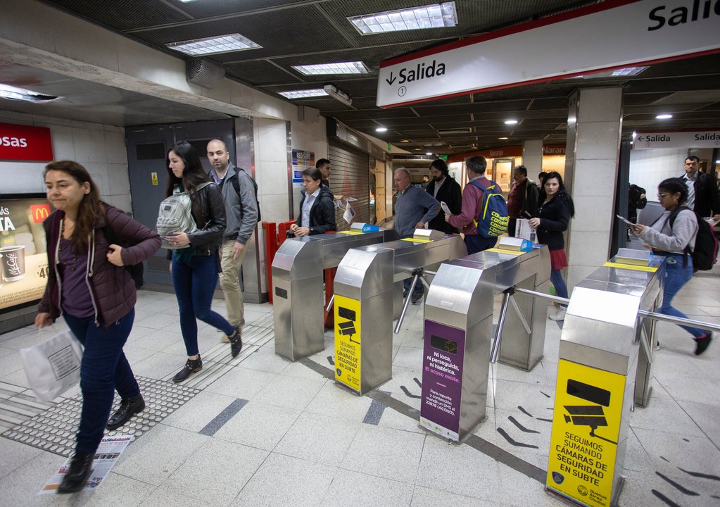 Liberaron los molinetes en la estación Federico Lacroze de la Línea B