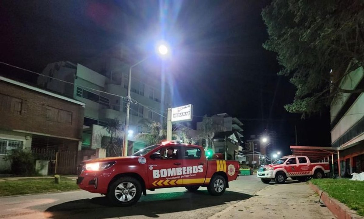 Bomberos trabajan en Av. Buenos Aires y 1.