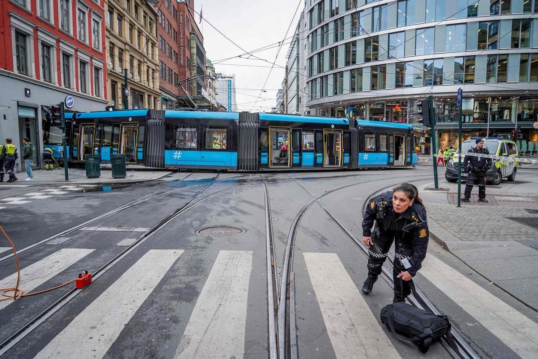 Un tranvía descarriló y se empotró contra una tienda en Oslo: hay cuatro  heridos - Agencia Noticias Argentinas