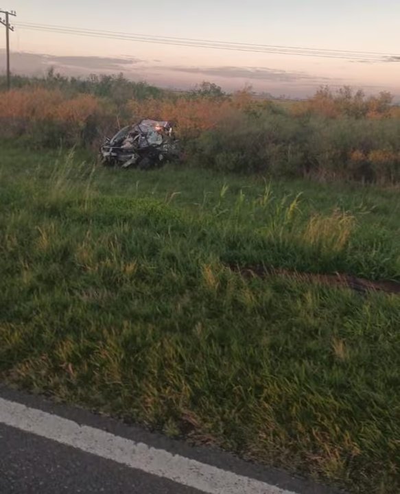 El vehículo salió despedido y terminó sobre la banquina