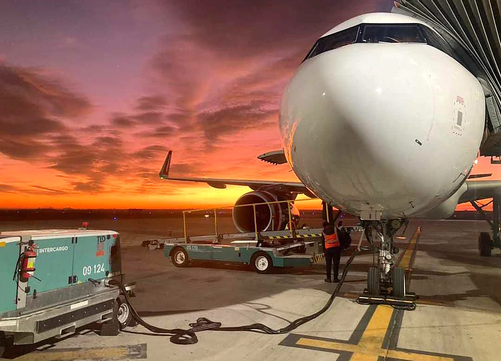 Pasajeros de Aerolíneas Argentinas a la espera de la reunión entre el Gobierno y los sindicatos